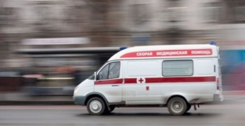 В Запорожской области "Ланос" влетел в дерево: водителя зажало в авто