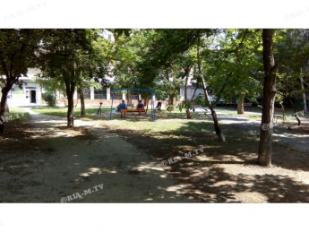 В Мелитополе в сквере появилась еще одна детская площадка (фото)