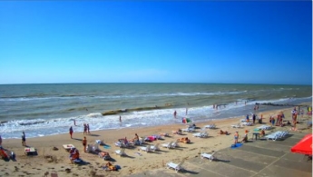 В Кирилловке с утра пораньше занимают места на пляже (фото, видео)