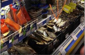 Соленую рыбу под «соусом» из конденсата продают в одном из супермаркетов Мелитополя (фото)