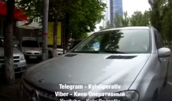 Перепутала педали: в Киеве женщина за рулем авто протаранила три машины (видео)