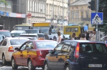 Львовян пересадят с машин в маршрутки: у Садового ошарашили заявлением (фото)