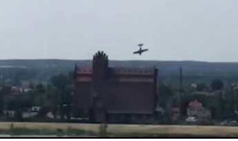 В Польше самолет упал в реку (видео)