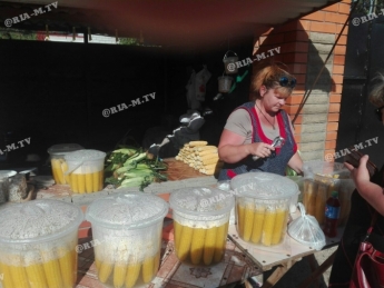 В Кирилловке кукурузу продают в тридорога (фото)