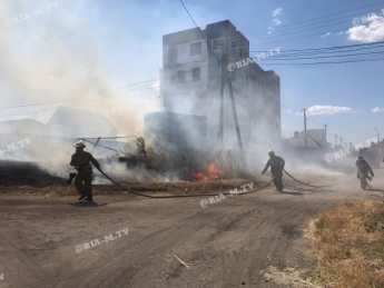 В Мелитополе огнём объята территория недостроенной гостиницы (фото, видео)