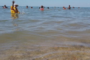 На пляжах Бердянска полно отдыхающих (фоторепортаж)
