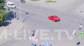 Обнаглевший стритрейссер устроил дрифтинг на перекрестке (видео)