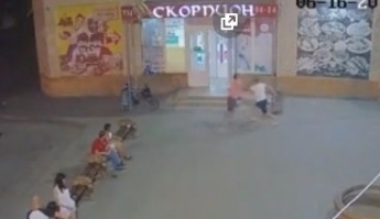 На Новом Мелитополе парня жестоко избили перед камерами (видео 18+)