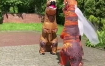 Молодожены пришли в ЗАГС в костюмах динозавров