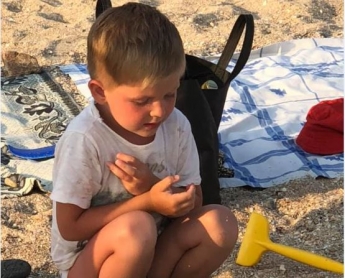 Развернулся и ушел: на запорожском курорте отец бросил малыша одного на пляже