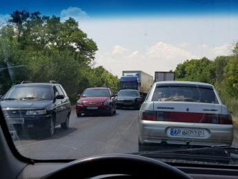 По дороге на Кирилловку образовался огромный затор (фото)