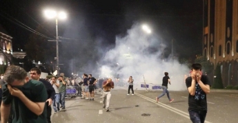 Слезоточивый газ и резиновые пули: грузинская полиция разгоняет митинг - СМИ