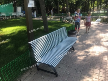 В мелитопольском городском парке полностью обновят лавочки (фото)