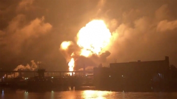 В Филадельфии произошел мощный взрыв на нефтяном заводе (Видео)