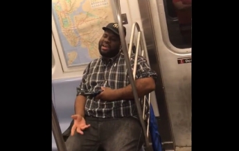 Поющий в метро пассажир стал интернет-звездой