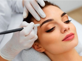 Потеря зрения и сыпь: врачи рассказали об опасности перманентного макияжа