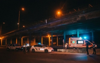 В Киеве мужчина упал с моста и скончался (видео)