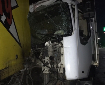 В Запорожье водитель фуры уснул и въехал в другой грузовик (Фото)