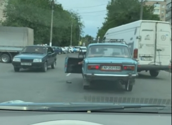 В Мелитополе водитель едва не избил пенсионера, за то, что тот не уступил дорогу (видео)