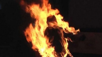 Жуткий кадр: запорожец поджог себя, облившись горючим (ФОТО 18+)