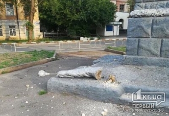 В кривом роге у памятника хмельницкому отпала рука