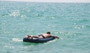 "Плыли в Турцию" - спасатели возвращали на берег отдыхающих, которых уносило на матрасе в открытое море
