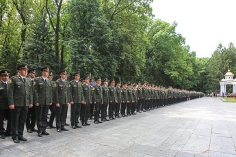 "Офицеры, россияне!", або Як українські нацгвардійці в Академії НГУ випуск відзначали (відео)