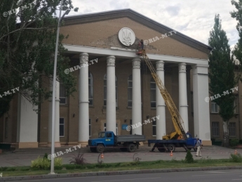 В Мелитополе с исторического здания демонтируют лепнину советской эпохи (видео, фото)