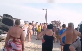 На Федотовой косе автоледи на иномарке вылетела на пляж с отдыхающими (видео)