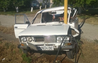В Запорожской области водитель "насадил" легковушку на газовую опору (Фото)