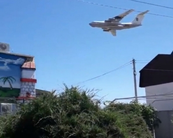 В Кирилловке очень низко летают самолеты (видео)