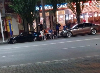 Странный пикник в центре города устроили пассажиры двух авто (фото)