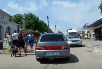 В центре Кирилловки на дороге царит полный хаос (видео)