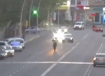Байкер поднял мотоцикл на одно колесо и проехал по центру города (видео)