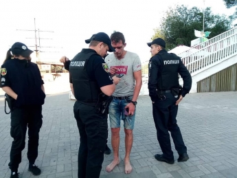 В Запорожье на молодого человека напали на центральном пляже (Фото)