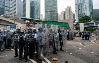 Протесты в Гонконге: штурм админзданий и красный уровень тревоги (видео)