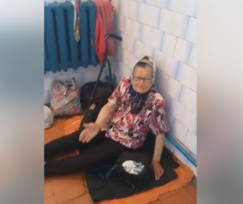 В Запорожье бабушка живет на вокзале в общественном туалете (Видео)