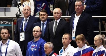 Лучше бы лег: Путину пришлось стоя выслушать гимн Украины
