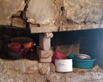 Живут в "пещере": в Запорожской области привлекли к ответственности родителей (Фото)