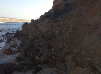 Отвесный берег Азовского моря обрушился на пляжную зону (фото, видео)