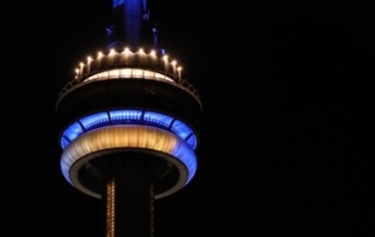 Самую высокую башню Канады подсветили в честь Украины (фото)