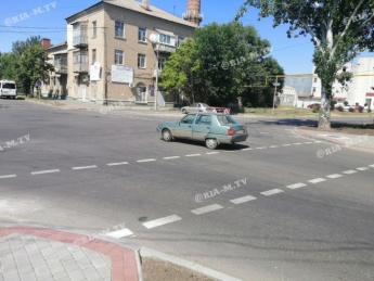 Посреди перекрестка стоит "автомобиль-призрак" (фото)