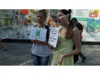 Мелитопольцы устроили необычную акцию возле черного АТБ (фото, видео)