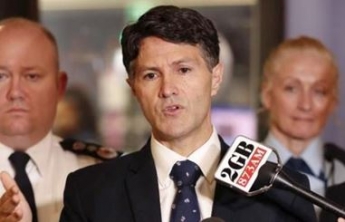 В Австралии министр сломал руку во время армрестлинга с генпрокурором