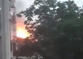 Пламя пожара в частном доме наблюдали жители соседних многоэтажек (видео)