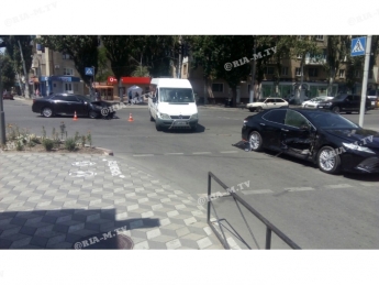 Две Тойоты столкнулись на перекрестке в центре города (фото)