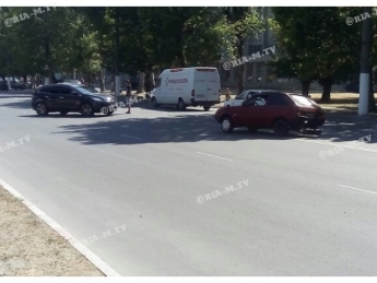 ДТП на центральном проспекте - у "Таврии" от силы удара оторвало колесо (фото)