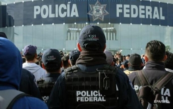 Протестующие полицейские перекрывают дороги в Мехико
