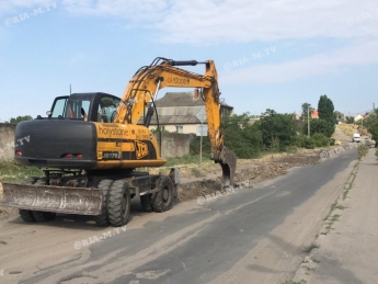 В Мелитополе дороги частного сектора закатывают в асфальт (фото, видео)