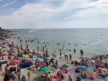 Крым отдыхает. В сети сравнили количество людей на пляже Кирилловки и Ялты (фото)